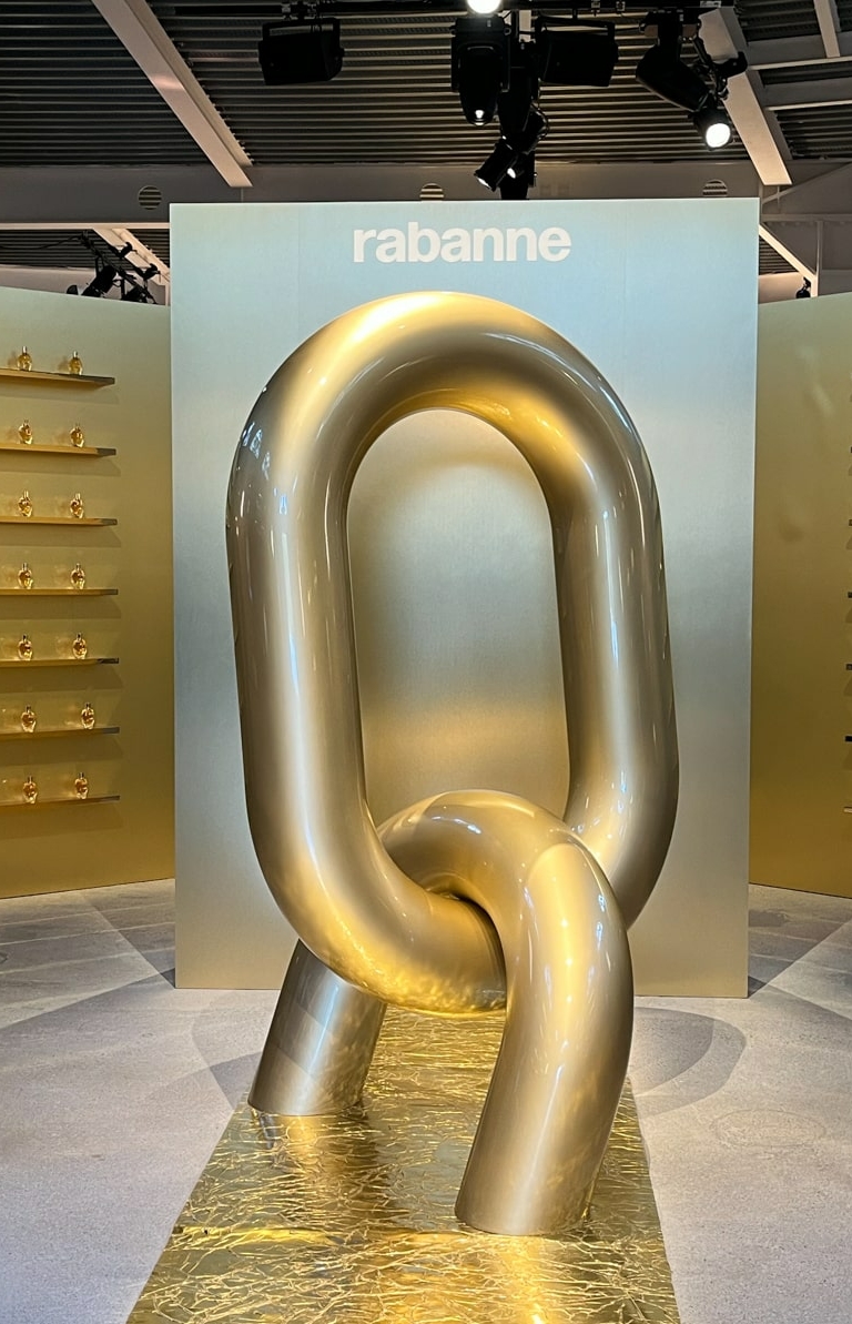 ©2024 Usuel Magazine - rabanne-million-gold-pop-up-04